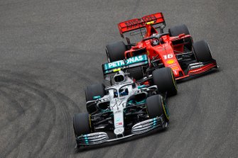 Valtteri Bottas, Mercedes AMG W10, en Charles Leclerc, Ferrari SF90