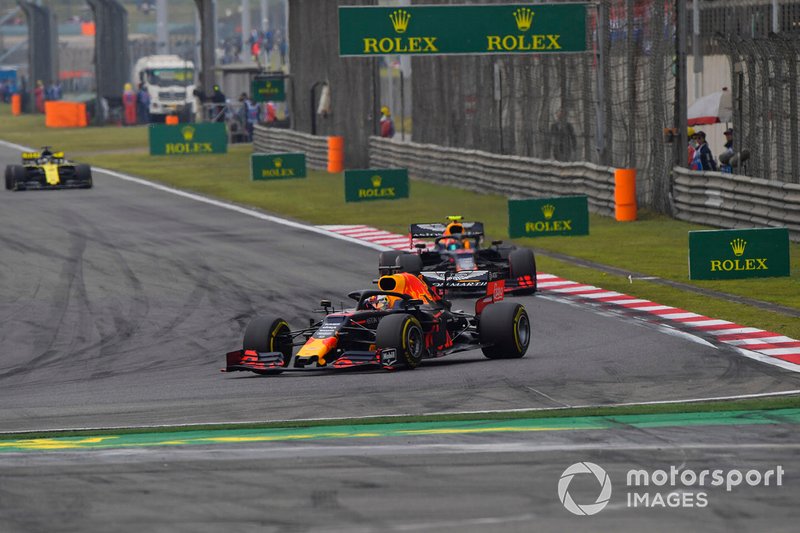 Max Verstappen, Red Bull Racing RB15, precede Pierre Gasly, Red Bull Racing RB15