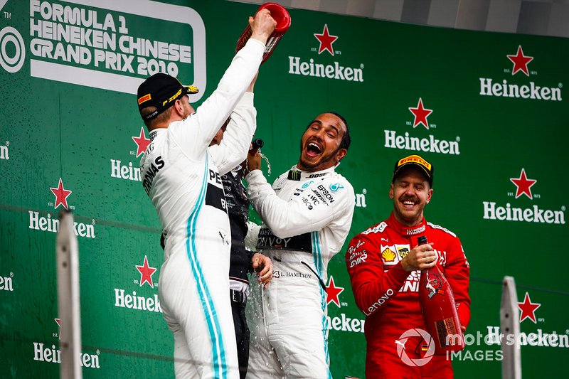 Valtteri Bottas, Mercedes AMG F1, deuxième, Lewis Hamilton, Mercedes AMG F1, vainqueur, et Sebastian Vettel, Ferrari, troisième, sur le podium