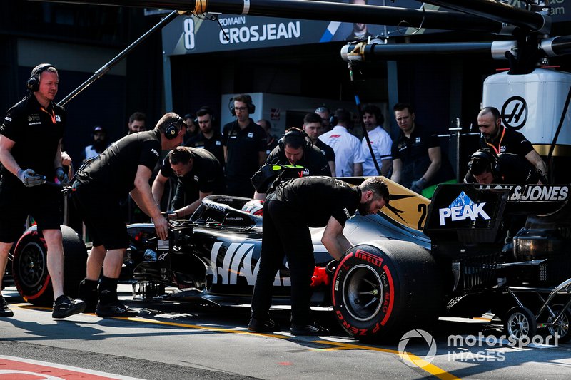Кевин Магнуссен на пит-лейне, Haas F1 Team VF-19