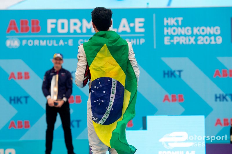 No último ePrix, de Hong Kong, Di Grassi também foi ao pódio, terminando a corrida em terceiro. O brasileiro herdaria o segundo lugar após punição a Sam Bird
