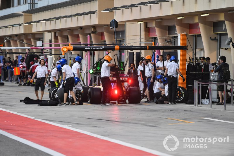 Lando Norris, McLaren MCL34, pit stop