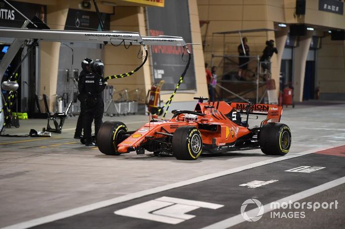 Sebastian Vettel, Ferrari SF90, hace una parada en boxes para sustituir su alerón delantero.