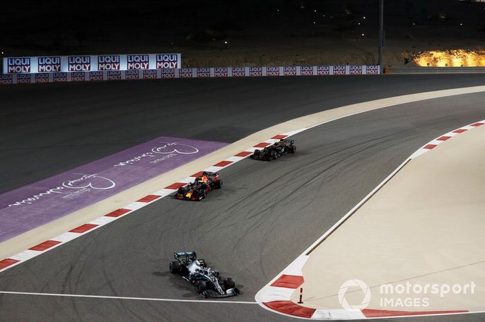 Valtteri Bottas, Mercedes AMG W10, lidera Max Verstappen, Red Bull Racing RB15, y Kevin Magnussen, Haas F1 Team VF-19