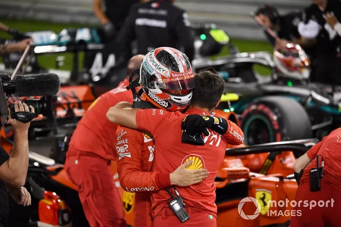 Charles Leclerc, Ferrari, celebra su pole con el equipo
