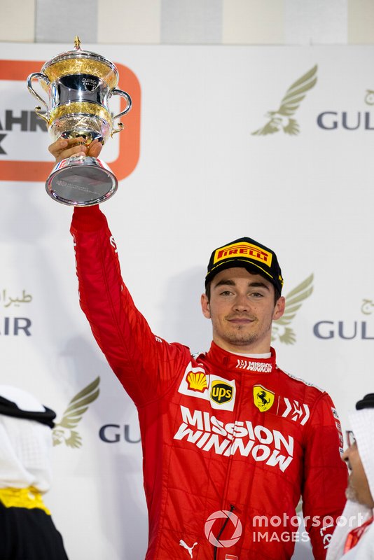 Charles Leclerc, Ferrari, terzo, con il trofeo sul podio