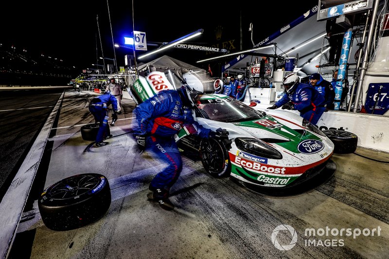 #67 Ford Chip Ganassi Racing Ford GT, GTLM: Ryan Briscoe, Richard Westbrook, Scott Dixon, pit stop