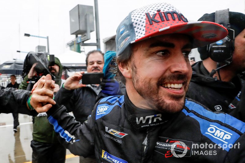 Fernando Alonso es felicitado tras su victoria en Daytona