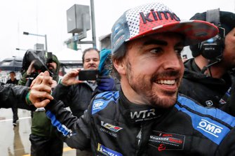 #10 Wayne Taylor Racing Cadillac DPi: Renger Van Der Zande, Jordan Taylor, Fernando Alonso, Kamui Kobayashi, festeggiano la vittoria
