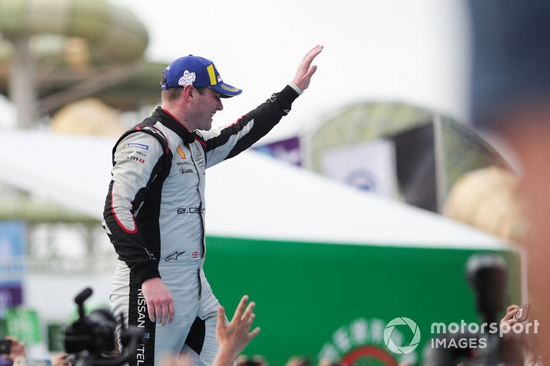 Oliver Rowland, Nissan e.Dams, waves to the fans from the podium