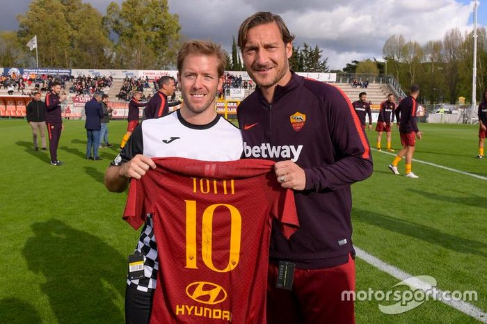Francesco Totti y Robin Frijns en el partido de las Leyendas de la Roma contra los pilotos de Fórmula E