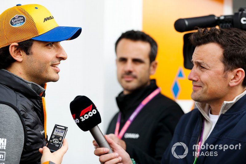Carlos Sainz Jr., McLaren, parla con i media