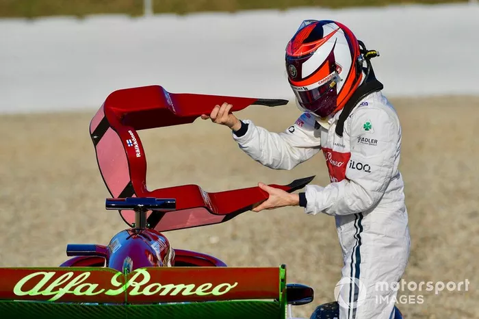 Kimi Raikkonen sale del Alfa Romeo Racing C38