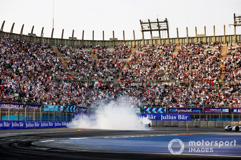 Lucas Di Grassi, Audi Sport ABT Schaeffler, Audi e-tron FE05, festeggia con dei donuts dopo aver vinto la gara