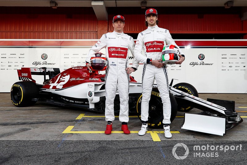 Kimi Raikkonen, Alfa Romeo Racing y Antonio Giovinazzi, Alfa Romeo Racing con el nuevo Alfa Romeo Racing C38
