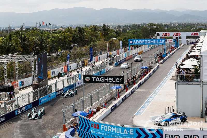 Le monoposto nel giro di formazione