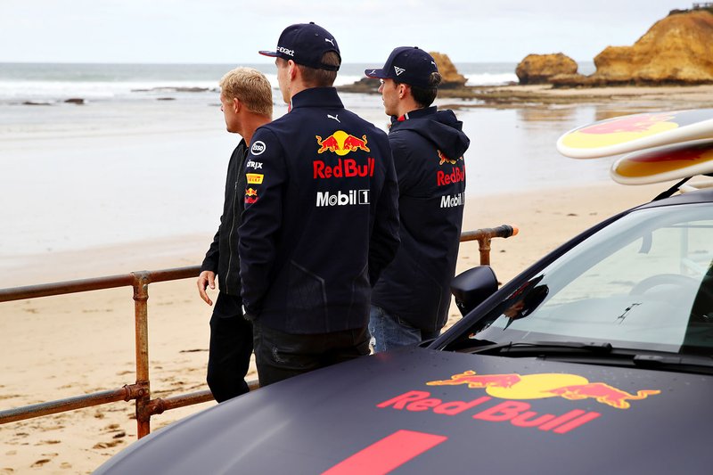 Il tre volte campione del mondo di surf Mick Fanning porta Max Verstappen e Pierre Gasly a fare surf a Torquay