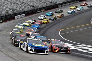 Chase Elliott, Hendrick Motorsports, Chevrolet Camaro NAPA AUTO PARTS and Erik Jones, Joe Gibbs Racing, Toyota Camry Craftsman