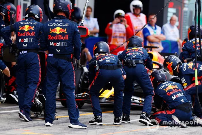 Max Verstappen, Red Bull Racing RB19, hace una parada