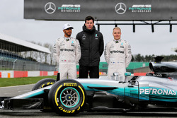 Lewis Hamilton, Mercedes AMG F1, Valtteri Bottas, Mercedes AMG F1, Toto Wolff, Mercedes AMG F1 Share