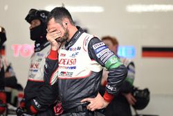 Los miembros del equipo Toyota Gazoo Racing reaccionan al retiro del coche  #7