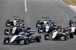 Старт: Ральф Арон, Hitech Grand Prix, Dallara F317 - Mercedes-Benz