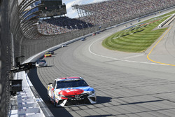 Kyle Busch, Joe Gibbs Racing Toyota, Kevin Harvick, Stewart-Haas Racing Ford, Joey Logano, Team Pens
