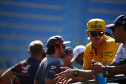 Nico Hulkenberg, Renault Sport F1 Team, talks to Felipe Massa, Williams, Fernando Alonso, McLaren