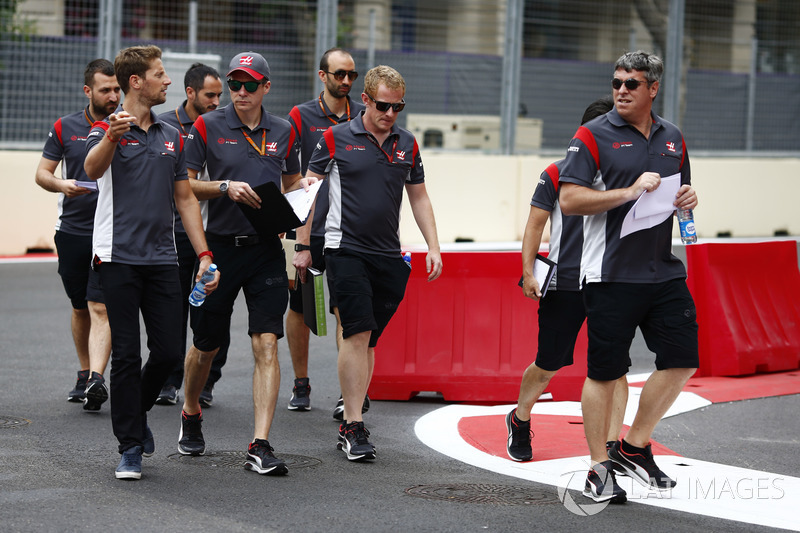 Romain Grosjean, Haas F1 Team camina por el circuito con el equipo
