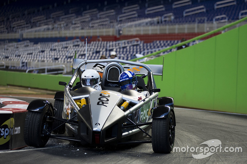 David Coulthard pilote l'Ariel Atom Cup