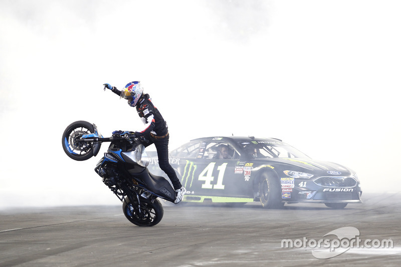 Kurt Busch, Stewart-Haas Ford with the bike stunt rider