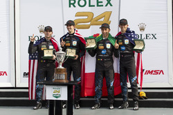 Les vainqueurs #10 Wayne Taylor Racing Cadillac DPi: Ricky Taylor, Jordan Taylor, Max Angelelli, Jeff Gordon