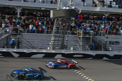 #66 Ford Performance Chip Ganassi Racing Ford GT: Joey Hand, Dirk Müller, Sébastien Bourdais passe sous le drapeau à damier