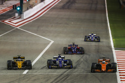 Fernando Alonso, McLaren MCL32, Marcus Ericsson, Sauber C36, Jolyon Palmer, Renault RS 17