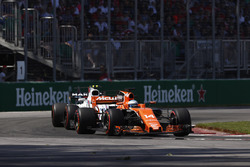 Fernando Alonso, McLaren MCL32, Lance Stroll, Williams FW40