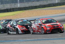 Pasarit Promsombat, SEAT Leon TCR, davanti a Chariya Nuya, Honda Civic TCR, e Rattanin Leenutaphong,