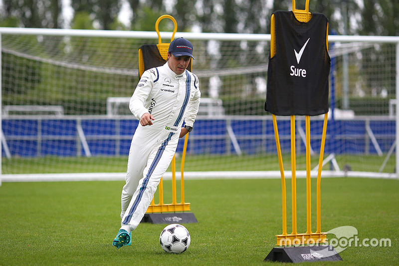 Felipe Massa, Williams juega al fútbol en las instalaciones del Chelsea FC