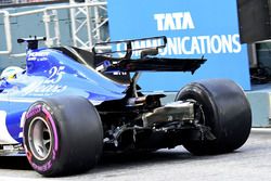 Marcus Ericsson, Sauber C36, avec des dégâts à l'aileron arrière