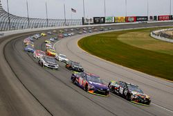 Start: Kyle Busch, Joe Gibbs Racing Toyota, Denny Hamlin, Joe Gibbs Racing Toyota