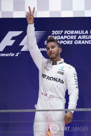 Racewinnaar Lewis Hamilton, Mercedes AMG F1, viert feest op het podium