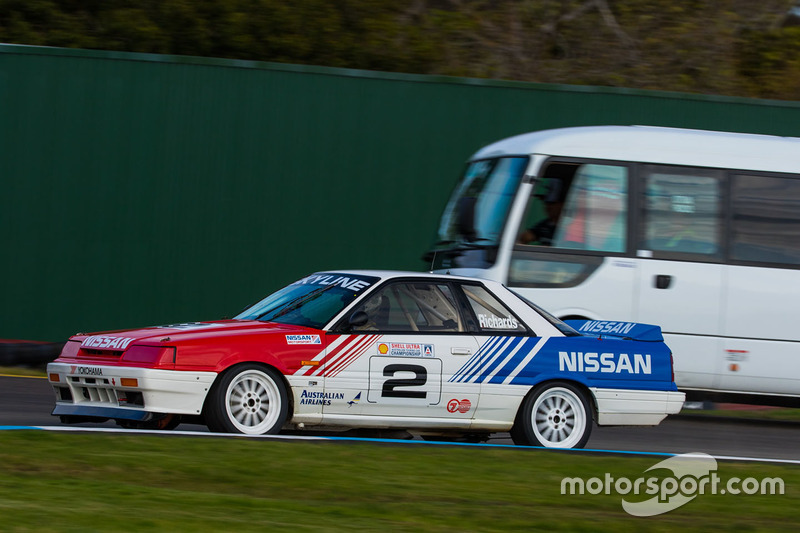 Nissan Skyline GT-R R31 и автобус Nissan