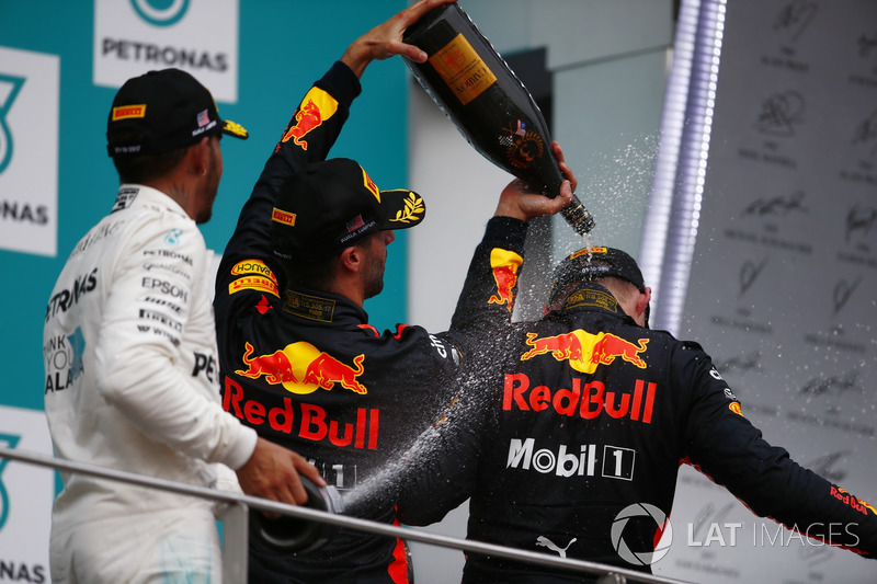 Подиум: победитель Макс Ферстаппен, Red Bull Racing, второе место – Льюис Хэмилтон, Mercedes AMG F1, третье место – Даниэль Риккардо, Red Bull Racing