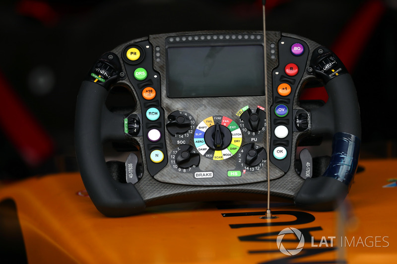 Le volant de la Renault Sport F1 Team RS17