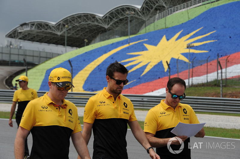 Jolyon Palmer, Renault Sport F1 Team walks the track