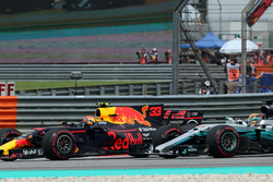 Max Verstappen, Red Bull Racing RB13 and Lewis Hamilton, Mercedes-Benz F1 W08
