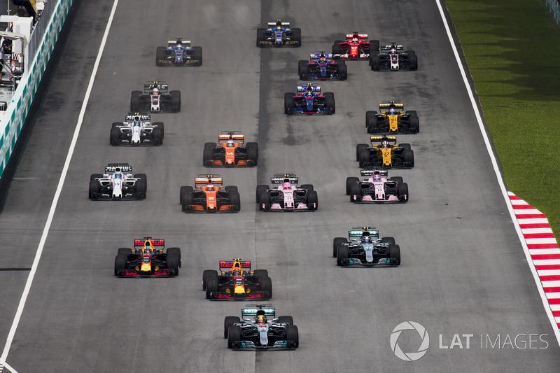 8. Lewis Hamilton, Mercedes AMG F1 W08, Max Verstappen, Red Bull Racing RB13, Daniel Ricciardo, Red Bull Racing RB13, Valtteri Bottas, Mercedes AMG F1 W08, Stoffel Vandoorne, McLaren MCL32, Sergio Perez, Sahara Force India F1 VJM10, at the start