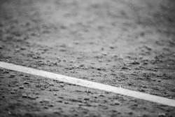 La pluie tombe dans la voie des stands