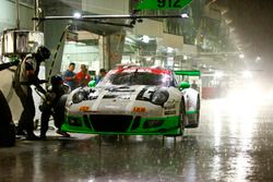 Pit stop, #911 Manthey Racing Porsche 911 GT3 R: Earl Bamber, Nick Tandy, Patrick Pilet