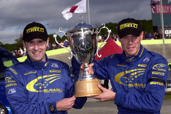 Richard Burns e Robert Reid festeggiano con i vincitori del trofeo