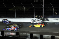 Crash: Will Power, Team Penske Chevrolet, Ed Carpenter, Ed Carpenter Racing Chevrolet, Takuma Sato,